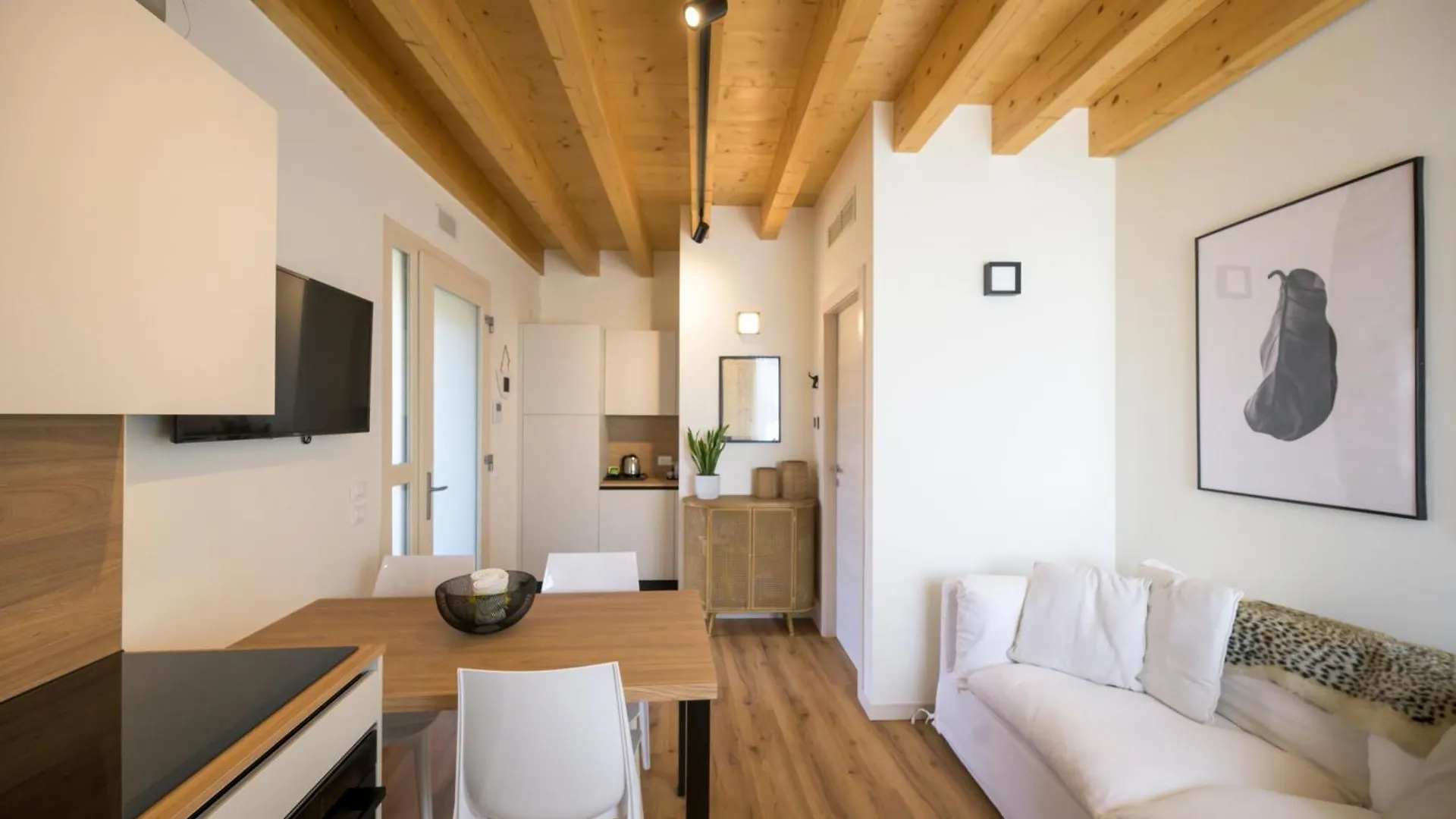 Kontakt z La Cort Apartments - Number 2